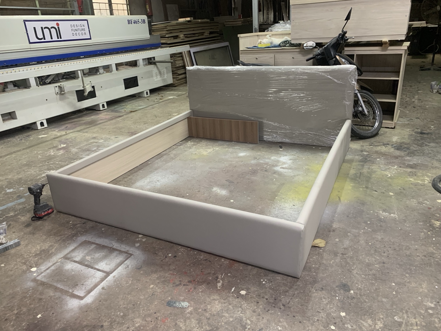 Giường bọc nệm được kiểm tra hoàn thiện tại xưởng
