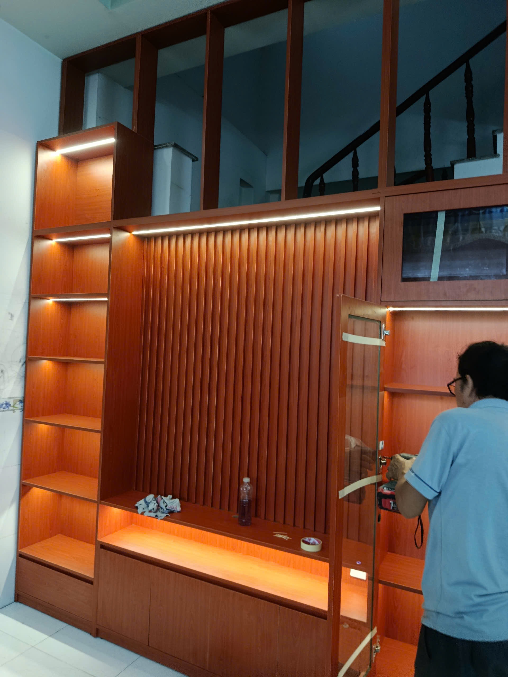 Chi tiết lam đứng và ánh sáng của hệ tủ trang trí