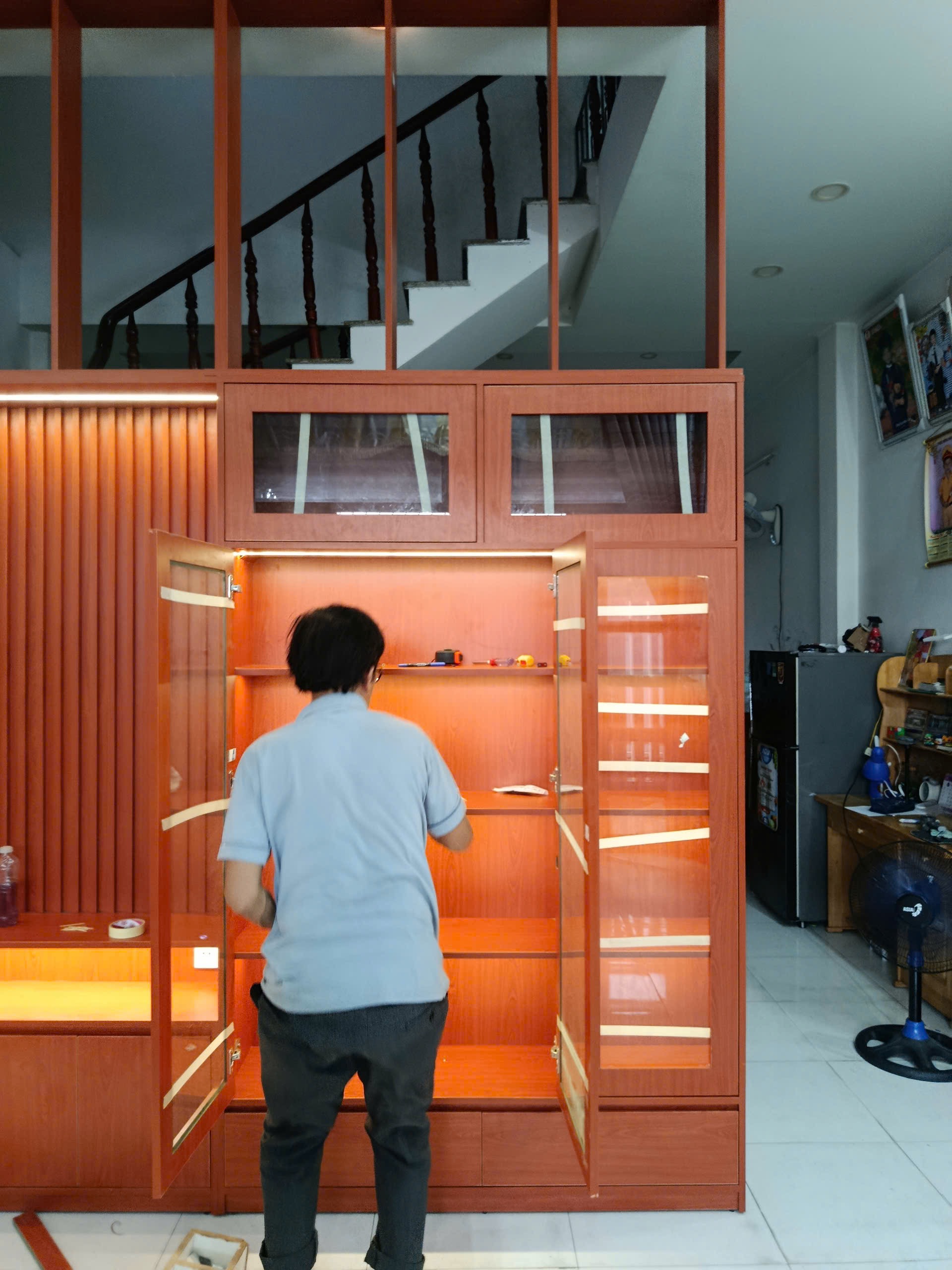 Thợ CÁT SPACE lắp đặt và căn chỉnh hệ tủ tại công trình