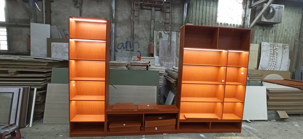 Kiểm tra hệ đèn LED của tủ trang trí tại xưởng