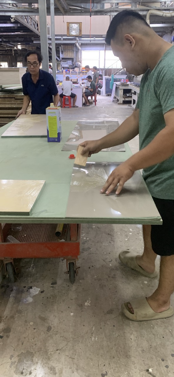 Thợ CÁT SPACE thực hiện công đoạn phủ bề mặt tại xưởng